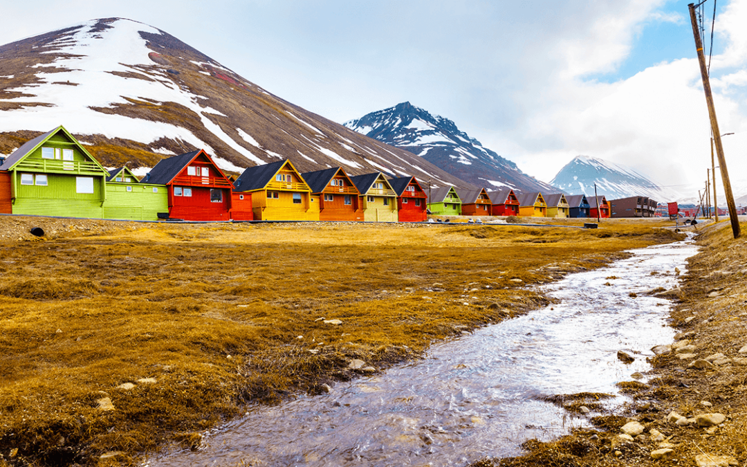 Explorar Svalbard: Un viaje en barco a las maravillas del Ártico
